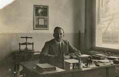 502568 Portret van boekhouder Arent Evert Helenard Hendrik Camerlink (geboren 1889) in het kantoor van de N.V. ...